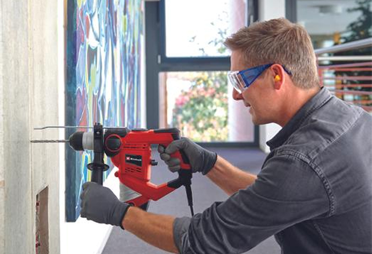 Ο χρήστης κάνει διάτρηση σε έναν τοίχο.